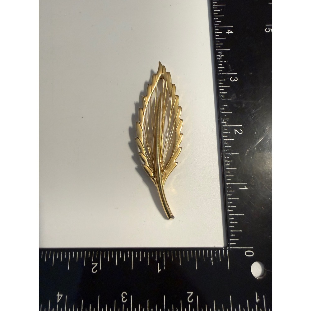 Vintage Monet Gold Tone‎ Leaf Brooch Signed Textured Wire Wrapped Botanical Pin